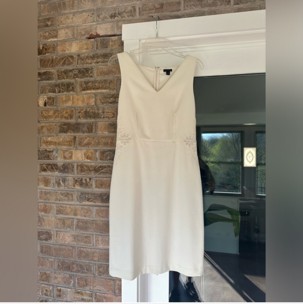Ann Taylor Off White Embroidered Knee Length Dress, Size 4 NEW WITH TAGS - Picture 2 of 4